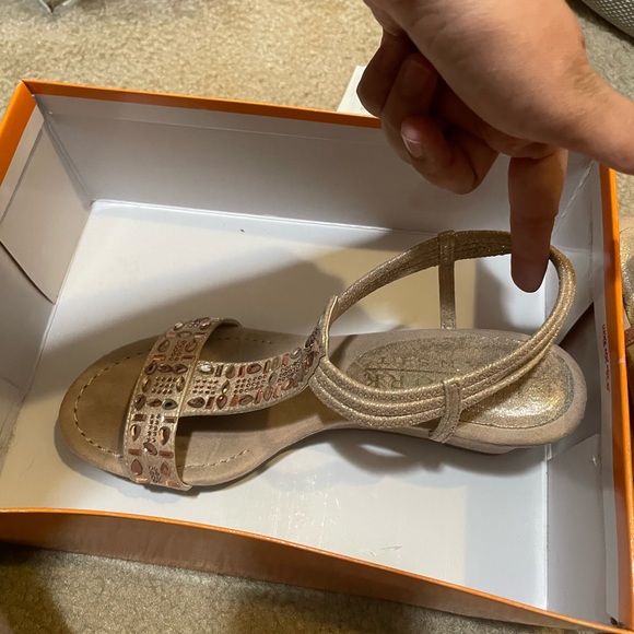 ❤️‍🔥SOLD❤️‍🔥New York Transit Small Wedge Sandals - Picture 4 of 6